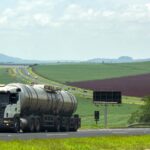A tanker truck on a Brazilian highway representing rising diesel and logistics costs for the sugar industry in 2026