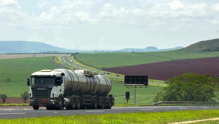 A tanker truck on a Brazilian highway representing rising diesel and logistics costs for the sugar industry in 2026