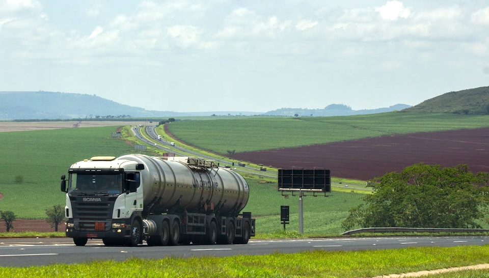 A tanker truck on a Brazilian highway representing rising diesel and logistics costs for the sugar industry in 2026